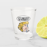 Funny Feminist Pop Art Anti Patriarchat Retro Frau Schnapsglas<br><div class="desc">Lasst uns das Patriarchiegeschenk abnehmen. Niedliche Retro-Pop Kunst Feminismus Design für eine starke Pro-Wahl Frauen wählen für die weibliche Führung in unserem Land. Setzen Sie sich mit diesem coolen politischen Humor-Cartoon für Frauenrechte und Frauenförderung ein, der von einer hübschen blonden Führungspersönlichkeit begleitet wird, die einen FrauenMärz auf einem Vintagen Telefon...</div>