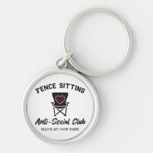 Funny Fence sitzt Anti Social Club Baseball Soft Schlüsselanhänger