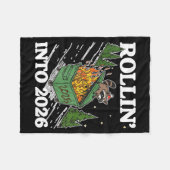 Funny Feral Raccoon Rollin' Into 2026 Happy New Ye Fleecedecke (Vorderseite (Horizontal))