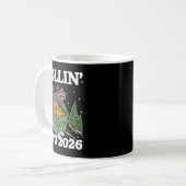 Funny Feral Raccoon Rollin' Into 2026 Happy New Ye Kaffeetasse (Vorderseite Links)