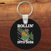 Funny Feral Raccoon Rollin' Into 2026 Happy New Ye Schlüsselanhänger (Vorderseite)
