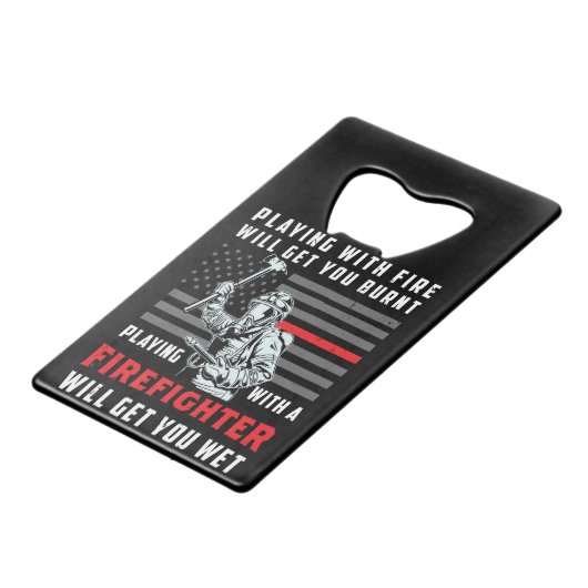 FUNNY FIREFIGHTER: Playing With Fire Will Get You Geldbeutel Flaschenöffner (Vorderseite Schrägansicht)