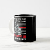 FUNNY FIREFIGHTER: Playing With Fire Will Get You Zweifarbige Tasse (Vorderseite Links)