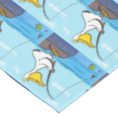 Funny Fish Pelican Cartoon Tischdecke (Schrägansicht)