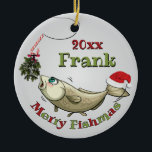 Funny Fishing Christmas - Merry Fishmas Mistletoe Keramik Ornament<br><div class="desc">| Funny Fishing Christmas - Merry Fishmas Mistletoe - ein niedlicher Fisch, der den Bonbonhaken Haken mit dem Mistleton als Köder und eine Weihnachtsmannmütze auf seinem Schwanz packen will - zu viel Spaß für Fischer oder Fischer in Ihrem Leben. Fügen Sie Name und Datum für einen großen Feiertag Keepake, perfekt...</div>