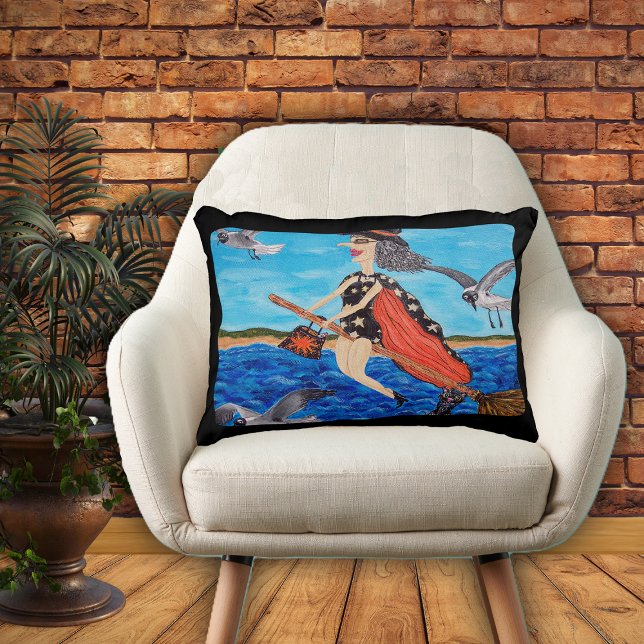 Funny Flying Witze Broom Cat Seagulls Beach Zierkissen (Funny Witch in bathing suit flying on broom to beach seagulls on home decor decorative pillow.)