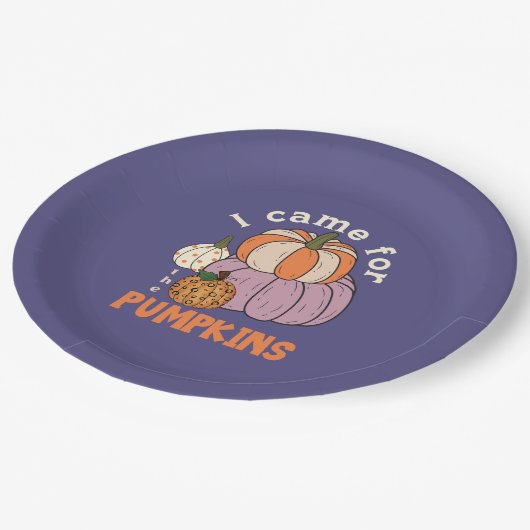 Funny Four Pumpkins Fall Pappteller (Schrägansicht)