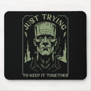 Funny Frankenstein Monster versucht es einfach Beh Mousepad