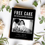 Funny Free Cake Foto Hochzeit speichern Sie das Da Ankündigungspostkarte<br><div class="desc">Diese Save the Date Postkarten sind für das lustige Paar, das nicht warten kann, um sein Hochzeitsdatum anzukündigen. Modernes Foto "Free cake (und wir werden heiraten) Typografie-Design in schwarz-weiß ist mit Ihrem Foto, Namen, Hochzeitstermin und Standort angepasst. Fügen Sie Ihre Rücksendeadresse- und Hochzeitsdetails auf der Rückseite der Postkarte hinzu. Kontaktieren...</div>