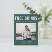 Funny Free Drinks Foto Hochzeit retten das Datum Ankündigungspostkarte (Stehend Vorderseite)
