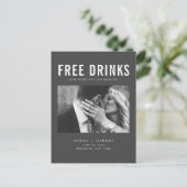Funny Free Drinks Foto Hochzeit retten das Datum Ankündigungspostkarte (Stehend Vorderseite)