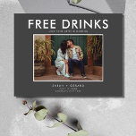 Funny Free Drinks Foto Hochzeit retten das Datum Ankündigungspostkarte<br><div class="desc">Save the Date Postkarten, die perfekt für das lustige Ehepaar sind, das nicht warten kann, um seinen Hochzeitstag mit seiner Familie und seinen Freunden zu teilen. Modernes Foto "Free Drinks (und wir werden heiraten) Design in grau ist mit Ihrem Foto, Namen, Hochzeitsdatum und Ort angepasst. Fügen Sie Ihre Rücksendeadresse- und...</div>