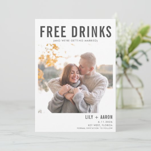 Funny Free Drinks Foto Hochzeit retten das Datum Save The Date (Stehend Vorderseite)