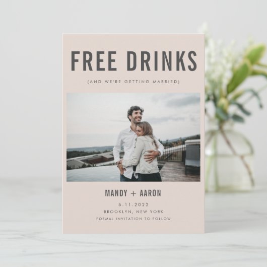 Funny Free Drinks Foto Hochzeit retten das Datum Save The Date (Stehend Vorderseite)