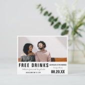 Funny Free Drinks Modernes Foto Hochzeit Ankündigungspostkarte (Stehend Vorderseite)