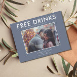 Funny Free Drinks Winter Blue Wedding Rett Dates Ankündigungspostkarte<br><div class="desc">Save the Date Postkarten für das lustige Paar, das nicht warten kann, um seinen Hochzeitstag mit seiner Familie und Freunden zu teilen. Modernes Foto "Free Drinks (und wir werden heiraten) Design in winterblau und weiß ist mit Ihrem Foto, Namen, Hochzeitstag und Ort angepasst. Fügen Sie Ihre Rücksendeadresse- und Hochzeitsdetails auf...</div>