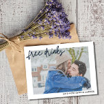 Funny Free Foto Wedding Save the Date Ankündigungspostkarte<br><div class="desc">Save the Date Postkarten für das lustige Paar, das nicht warten kann, um seinen Hochzeitstag mit seiner Familie und Freunden zu teilen. Das lustige "Free Drinks (und wir heiraten gerade) Design ist mit Ihrem undurchsichtigen Foto auf der Vorderseite angepasst. Fügen Sie Ihre Rücksendeadresse- und Hochzeitsdetails auf der Rückseite der Postkarte...</div>