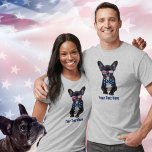 Funny French Bulldog 4. Juli USA Custom T-Shirt<br><div class="desc">Zeigen Sie Ihre Liebe für Hunde und die USA mit diesem lustigen Shirt mit einem niedlichen französischen Bulldog mit patriotischen Sonnenbrillen und Bowtie. Ideal für den 4. Juli,  Sommer am Strand oder Hundeschlittenpark. Personalisieren Sie diese,  indem Sie Ihren eigenen Text hinzufügen (oder einfach löschen).</div>