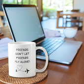 Funny Friends don’t let friends fly alone Simple Kaffeetasse