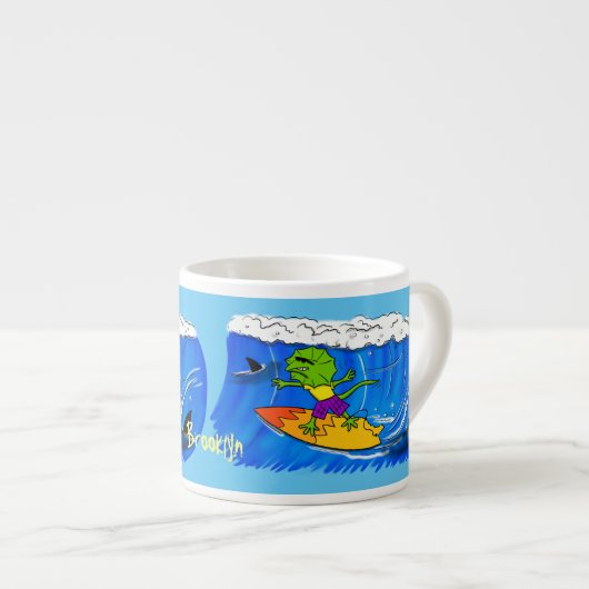 Funny frilled Halslizard Surfing Cartoon Espressotasse (Vorderseite Rechts)
