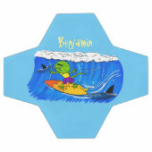 Funny frilled Halslizard Surfing Cartoon Fußball (Flach)