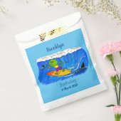 Funny frilled Halslizard Surfing Cartoon Geschenktütchen (Versiegelt)