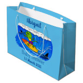 Funny frilled Halslizard Surfing Cartoon Große Geschenktüte (Rückseite Schrägansicht)