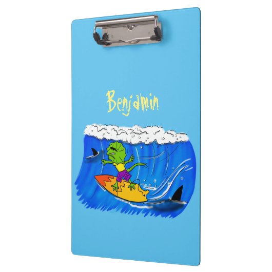 Funny frilled Halslizard Surfing Cartoon Klemmbrett (Links)