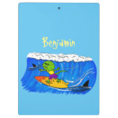 Funny frilled Halslizard Surfing Cartoon Klemmbrett (Rückseite)