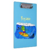 Funny frilled Halslizard Surfing Cartoon Klemmbrett (Rechts)