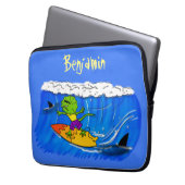 Funny frilled Halslizard Surfing Cartoon Laptopschutzhülle (Vorderseite Links)
