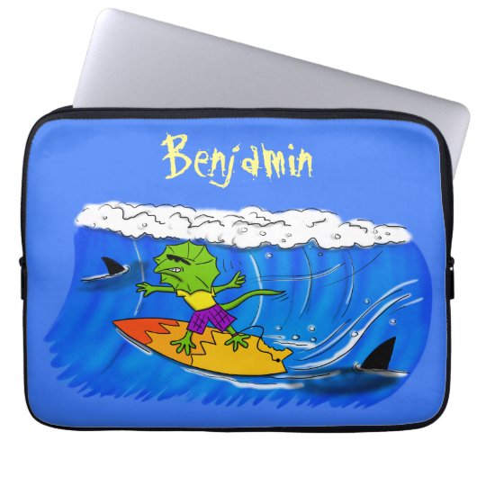 Funny frilled Halslizard Surfing Cartoon Laptopschutzhülle (Vorderseite)