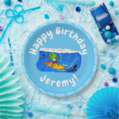 Funny frilled Halslizard Surfing Cartoon Pappteller (Party)