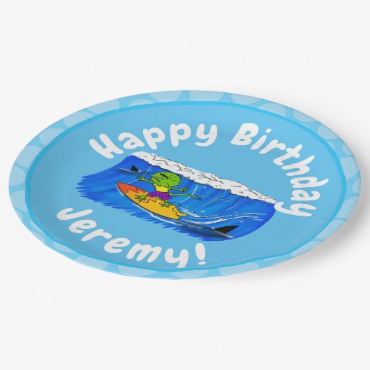 Funny frilled Halslizard Surfing Cartoon Pappteller (Schrägansicht)