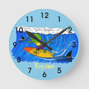 Funny frilled Halslizard Surfing Cartoon Runde Wanduhr