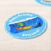 Funny frilled Halslizard Surfing Cartoon Runder Pappuntersetzer (Angewinkelt)