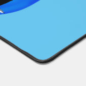 Funny frilled Halslizard Surfing Cartoon Schreibtischunterlage (Ecke)