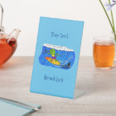 Funny frilled Halslizard Surfing Cartoon Sockelschild (In SItu)