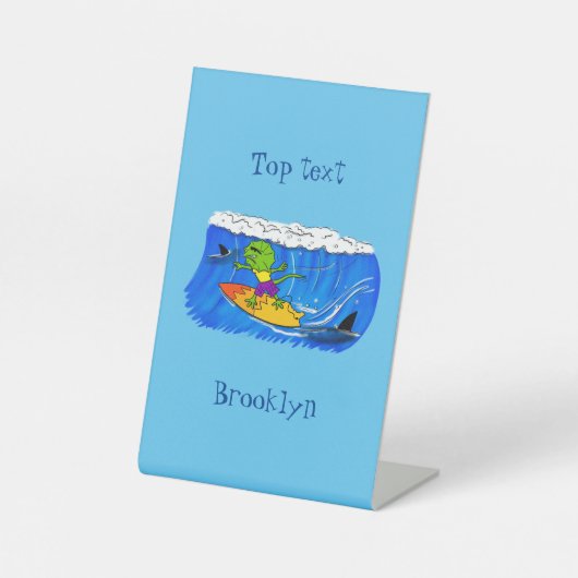 Funny frilled Halslizard Surfing Cartoon Sockelschild (Vorderseite)