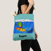 Funny frilled Halslizard Surfing Cartoon Tasche (Von Nahem)