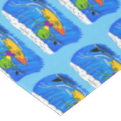 Funny frilled Halslizard Surfing Cartoon Tischdecke (Schrägansicht)