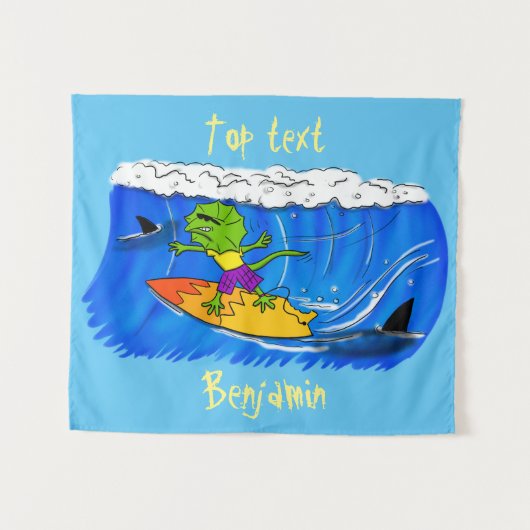 Funny frilled Halslizard Surfing Cartoon Wandteppich (Vorderseite (Horizontal))