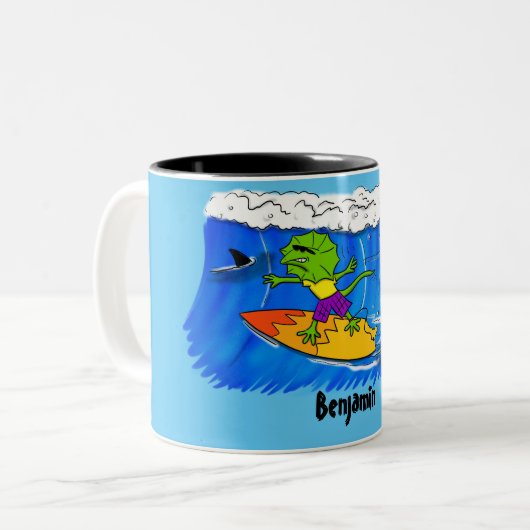Funny frilled Halslizard Surfing Cartoon Zweifarbige Tasse (Vorderseite Links)