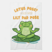 Funny Frog Yoga Cartoon Lotus Lily Pad Pose Design Geschirrtuch (Vertikal)