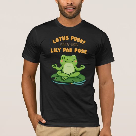Funny Frog Yoga Cartoon Lotus Lily Pad Pose Design T-Shirt (Vorderseite)