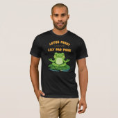 Funny Frog Yoga Cartoon Lotus Lily Pad Pose Design T-Shirt (Vorne ganz)