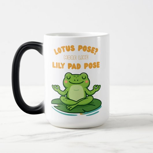 Funny Frog Yoga Cartoon Lotus Lily Pad Pose Design Verwandlungstasse (Links)