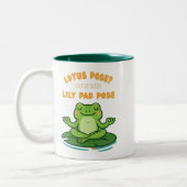 Funny Frog Yoga Cartoon Lotus Lily Pad Pose Design Zweifarbige Tasse (Links)