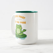 Funny Frog Yoga Cartoon Lotus Lily Pad Pose Design Zweifarbige Tasse (Vorderseite Links)