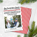 Funny frohe Christmas One Foto North Pole News Feiertagskarte<br><div class="desc">Extra Extra lesen Sie alles darüber. Die North Pole Times bringt euch die neuesten und beststen Artikel aus dem Nordpol, Grüße an alle mit dieser liebenswerten und lustigen Art, frohe Weihnachten und glückliche Feiertage zu senden. Dieses Design erlaubt es Ihnen, so viel zu Ihrer Grußkarte hinzuzufügen. Sie können Ihre Lieblingsveranstaltungen...</div>